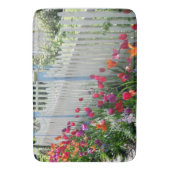 Bain Tulipes le long du tapis blanc de clôture (devant Vertical)