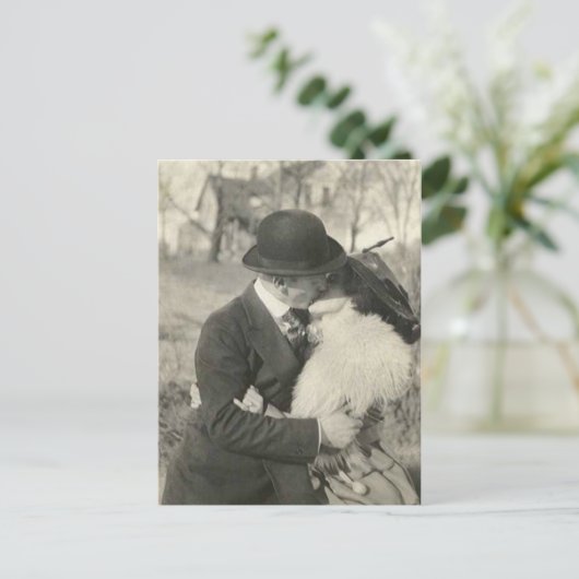 baiser avec une carte postale en fourrure (Debout devant)