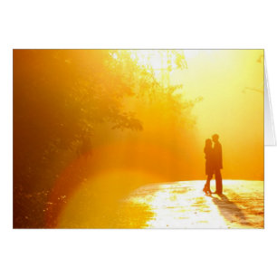 Baisers des couples à la lumière du soleil