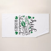 Baisers irlandais et souhaits Shamrocks (Serviette de bain)