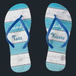 Baisers salés aux pieds de sable turquoise<br><div class="desc">Ces mignonnes tongs sont agrémentées du dicton "Sandy Toes Salty Kisses" sur un arrière - plan rayé turquoise et blanc, en faisant un accessoire mariage parfait pour la mariée ou la fête de mariage pour le mariage tropical, plage, nautique ou de destination. Faites défiler la page vers le bas pour...</div>