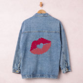 Baisers 💋 sur un jean, veste 🧥 (Hangar)