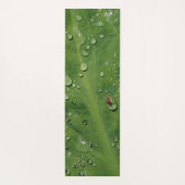 Baisses sur le tapis de yoga de feuille (Dos)