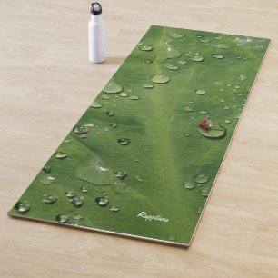 Baisses sur le tapis de yoga de feuille
