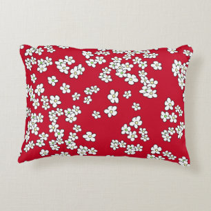 Baisson blanc sur coussin décoratif rouge et gris