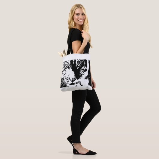 Bak met zwarte en witte afdruk tijger tote bag (Op model)