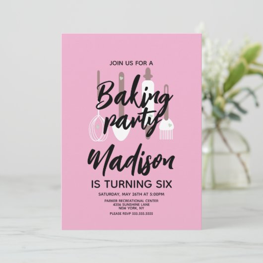 Baking Chef Baker Birthday Party Roze uitnodiging (Staand voorkant)