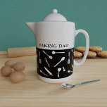 Baking Papa Black Kitchen Outil Motif Teapot<br><div class="desc">Ton père est-il une femme dans la cuisine ? Offrez-le à sa propre théière,  qui comprend un motif d'ustensiles de cuisine populaires. Ajoutez simplement son nom.</div>