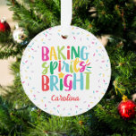 Baking Spirits Bright Colorful Sprinkies Noël<br><div class="desc">Ce design de Noël présente le texte "baking spirits bright" en typographie amusante et colorée entourée d'une bordure d'arcs-en-ciel ! Cliquez sur le bouton personnaliser si vous souhaitez déplacer/mettre à l'échelle les images et modifier le texte ! Des variantes de ce design, des couleurs supplémentaires, ainsi que des produits de...</div>