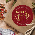 Baking Spiritueux Bright Red & Gold Christmas Baki<br><div class="desc">autocollant de pâtisserie de Noël qui dit 'Baking Spirits Bright', avec des polices modernes, faux design festif d'or avec arrière - plan rouge festif ainsi que l'espace pour votre nom et message personnalisé. Idéal pour les fêtes étiquettes pour un échange de biscuits ou pour vos cadeaux de Noël faits maison....</div>