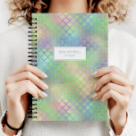 Balances de sirène personnalisées Rainbow Shimmer<br><div class="desc">Un planificateur branché et coloré avec une balance de sirène chatoyante motif dans des tons pastel arc-en-ciel. Personnalisez-le avec votre nom et l'année ou tout autre texte de votre choix en bleu pastel sur un rectangle blanc.</div>