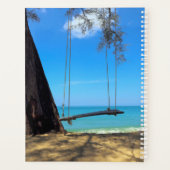 Balançoires et arbre sur le sable (Dos)