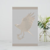 Balbuzard avec la papeterie de poissons (Debout devant)