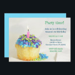 Balcon blanc bleu cupcake Anniversaire Invitation<br><div class="desc">L'image est d'un cupcake plein d'arrosages avec un ballon dans l'arrière - plan. Vous pouvez personnaliser cette invitation avec les détails de votre événement. Vous pouvez également modifier le type de police et la couleur en fonction de votre style.</div>