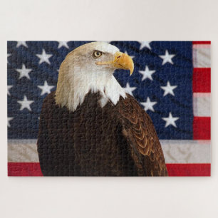 Bald Eagle kijkt met een Amerikaanse vlag achter h Legpuzzel