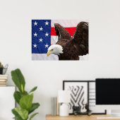 Bald Eagle met de Amerikaanse vlag Poster (Thuiskantoor)