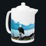 Bald Eagle Sur La Côte De L'Alaska<br><div class="desc">Un tableau numérique d'un aigle chauve perché sur un bois flotté lavé sur la côte rocheuse de l'Alaska; des montagnes se dressent au loin. Le texte "Alaska" apparaît également.</div>