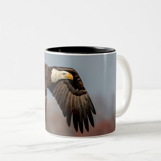 Bald Eagle tijdens de vlucht Tweekleurige Koffiemok (Voorkant rechts)