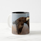 Bald Eagle tijdens de vlucht Tweekleurige Koffiemok (Voorkant links)