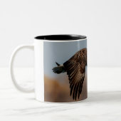Bald Eagle tijdens de vlucht Tweekleurige Koffiemok (Links)