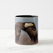 Bald Eagle tijdens de vlucht Tweekleurige Koffiemok (Center)