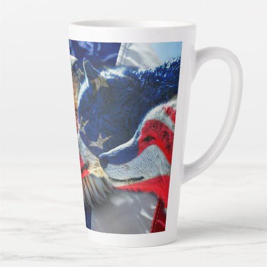 Bald Eagle Wolf American Flag Latte Mok (Rechts)