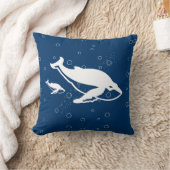 baleine blanche mère et bébé sur un oreiller bleu (Couverture)