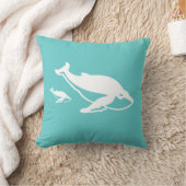 baleine blanche mère et bébé sur un oreiller bleu (Couverture)