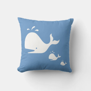 baleine de dessin animé blanc sur un oreiller bleu