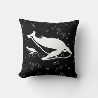baleines blanches et bulles sur coussin noir