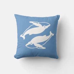 baleines blanches sur oreiller bleu
