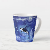 Baleines tueuses sur Pleine lune Latte Mug (Angle droit)
