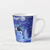 Baleines tueuses sur Pleine lune Latte Mug (Droite)