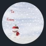 Balise cadeau Étiquette Sticky Christmas<br><div class="desc">Une étiquette cadeau de Noël collante et pratique étiquette avec un bonhomme de neige portant un casquette et un foulard rouge et vert,  contre un ciel bleu et enneigé attrayant. Les mots 'To' et 'From' sur le étiquette peuvent être customisés selon votre préférence.</div>
