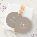Balises de noces beiges Sandy Favor<br><div class="desc">Ces étiquettes de faveur uniques présentent le nom de la mariée et du marié dans une police de caractères manuscrite moderne sur une couleur beige sable solide. La carte revient à une couleur complémentaire avec une pièce pour la personnalisation. Utilisez-les pour les cadeaux de la femme d'honneur, les remerciements des...</div>