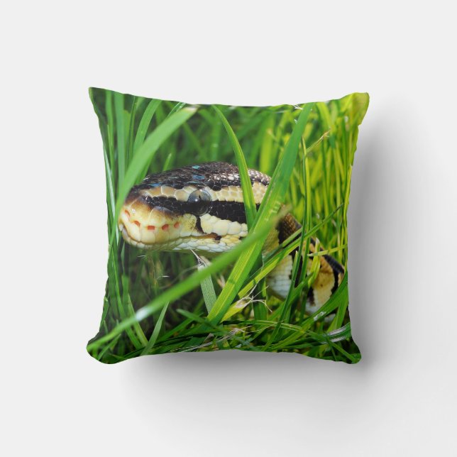 Ball Python Snake in the Grass Kussen (Voorkant)