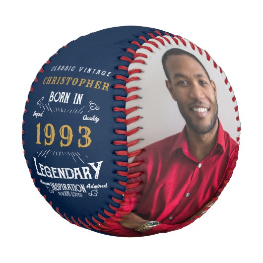 Balle De Baseball 30e anniversaire Né 1993 Monogramme Photo Légende  (Angle)