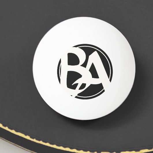 Balle De Ping Pong Initiales surdimensionnées en blanc et noir