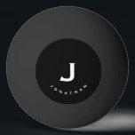 Balle De Ping Pong Monogramme classique noir minimal<br><div class="desc">Le design monogrammed minimal est doté d'un arrière - plan noir avec vos initiales et nom en typographie blanche pour un look propre et simple.</div>