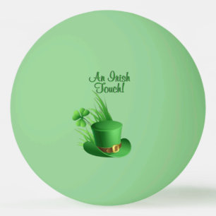 Balle De Ping Pong Un chapeau de lutin à touche irlandaise au milieu 