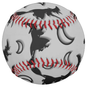 Balle De Softball Sorcière volante parmi la demi-lune à la nuit d'Ha