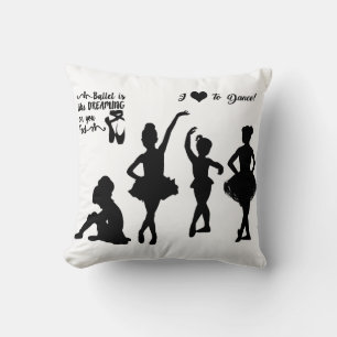 Ballerina gooit kussen in wit en zwart.