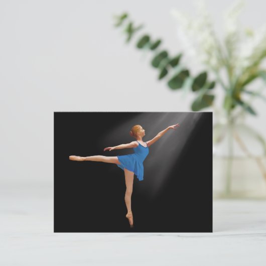 Ballerina in Arabesque Position on Black Briefkaar Briefkaart (Staand voorkant)