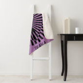 Ballerina sur une couverture abstraite noire et bl (En situation)