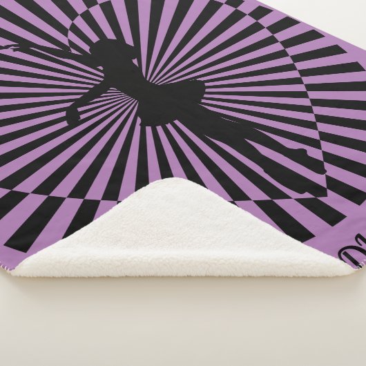 Ballerina sur une couverture abstraite noire et bl (3/4)