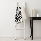 Ballerina sur une couverture abstraite noire et bl (En situation)