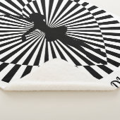 Ballerina sur une couverture abstraite noire et bl (3/4)