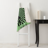 Ballerina sur une couverture abstraite noire et bl (En situation)