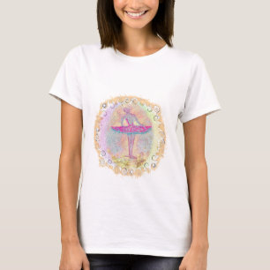 Ballerine sur l'étape par derrière le T-shirt