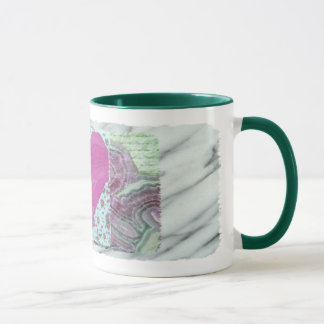 Ballerine tournant dans la tasse rose de coeur